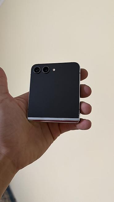 телефон расклодушка: Samsung Galaxy Z Flip 5, Б/у, 256 ГБ — 1