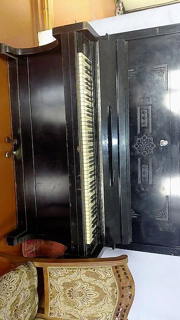 klassik gitara: Şaquli piano – klassik dizaynlı, taxta korpuslu, qara rəngdə — 2