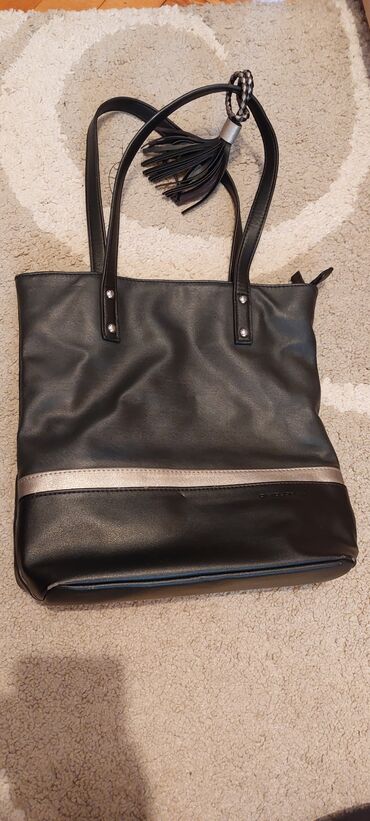 sako crne boje: Elegantna crna torba sa srebrnim detaljima i resama, malo korišćena