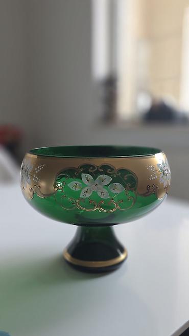 qab: Böyük dekorativ ayaqlı meyvə qabı. İşlənməyib, təzə
- Material: bogema — 4
