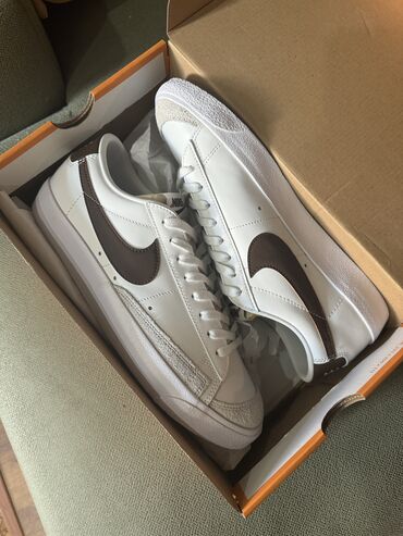 Sırğalar: Nike blazer 
43-44
yeni orjinal