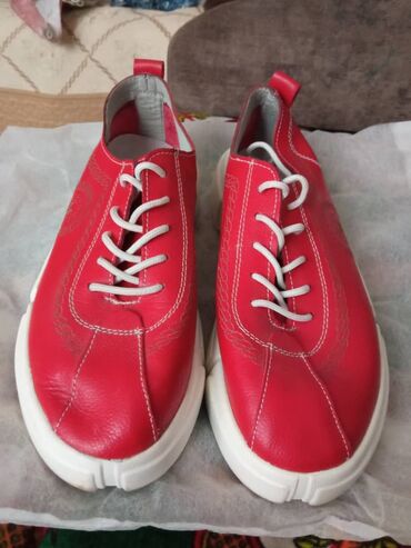 обувь для туризма: Продаю красные кроссовки 38 размер, кожа, одевала 1 раз, размер не