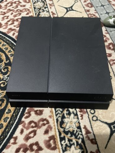 скупка playstation 4: Игровая приставка Sony PlayStation 4 в черном цвете, оснащенная двумя