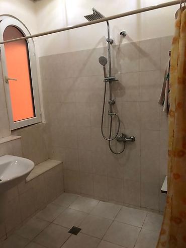 Квартиры: 6mkr., Nəsimi metrosunun yanında 5/3, 1 otaqlı ev kirayə verilir. Evdə — 3