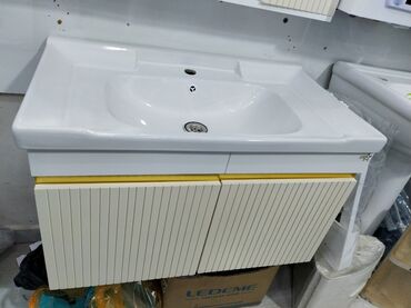 железная ванна: Bu, ağ rəngli keramika lavabo və ağ rəngli altlıq şkafı ilə birlikdə