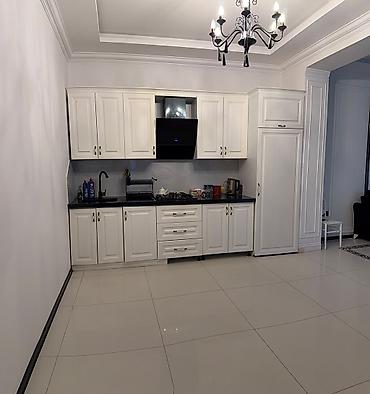 Mətbəx mebeli – 1000 AZN - Ölçü: 3.50 m - Üstü: tökmə mərmər -