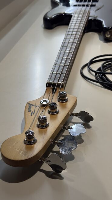 Bas gitaralar: İnvasion brendi Jazz Bass (elektro bass) İki pikap sistemi: 1. Boyun — 5