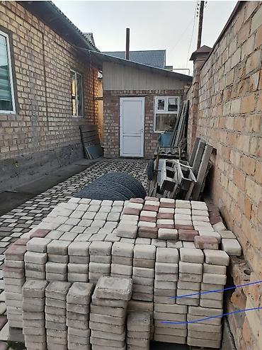 Продажа коттеджей и домов: * Продаётся :В районе К өлмө * Два дома на участке в 4 сотки в черте — 5