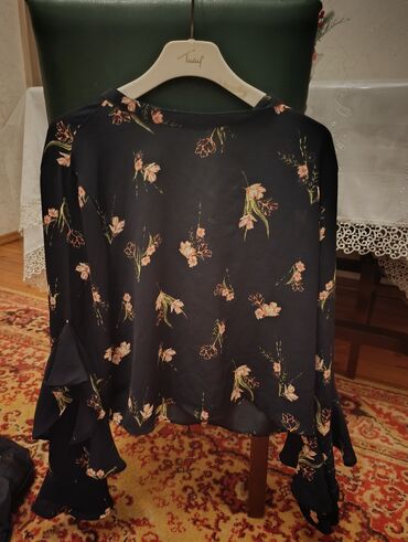 Dəstlər, kostyumlar: Qadın geyimləri dəsti istənilən 3u 5 manat 1) Açıq bej rəngli uzun — 9