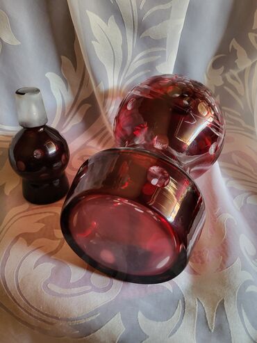 Čaše: Flasa kristal,rubin boje za zestoko pice. 60,70te. Flasa — 17