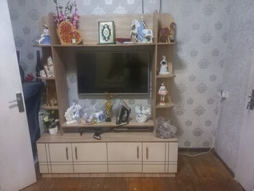 Divanlar: Düz TV altlığı, Polkalı, Laminat