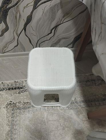 masa plastik: Mətbəx üçün, İşlənmiş, Açılmayan, Kvadrat masa, 2 stul — 1