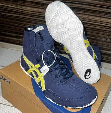 спортивные бриджи мужские: Борцовки Asics Tiger, синего цвета с желтыми полосами, предназначенные