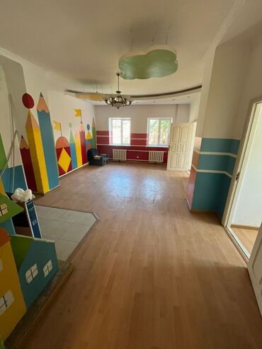 дом участок бишкек: 250 м², 8 комнат, Бронированные двери, Балкон застеклен, Парковка