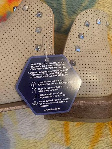 Другая женская обувь: Продаю ботинки женские. Размер 39. Кожаные, цвет бежевый. Привозили из — 2