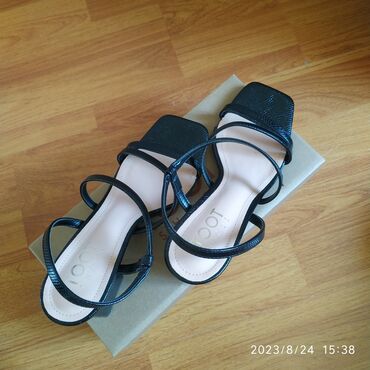 сандалии 36 размера: Новые босоножки размер 36. цена 1300 сом окончательно. каблучок