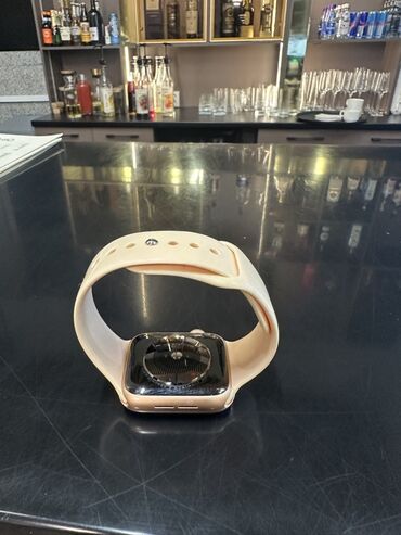 смат часы: Смарт‑часы с сенсорным дисплеем, золотистым корпусом и бежевым