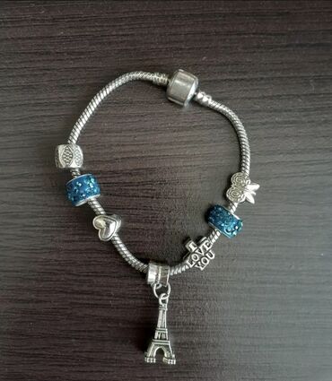 yuxuda qizil sirqa gormek: Gümüş tonlarında zəncirli charm qolbaq. - Bərk klips qapaqlı, elastik