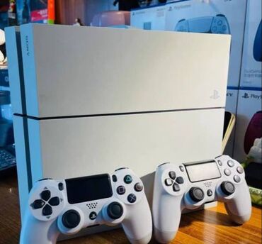 скачать игры на пс3: Игровая консоль Sony PlayStation 4 в белом цвете, дополненная двумя