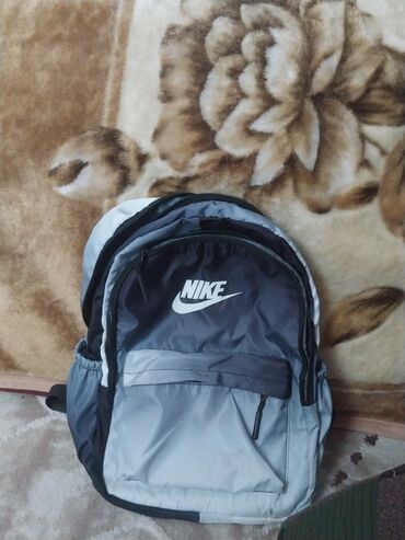 сменная обувь: Рюкзак Nike в двухцветном исполнении, сочетающий серый и черный цвета