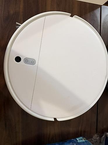 mop dəsti: Robot tozsoran-döşəmə yuyucu - Dairəvi, ağ korpus, üst paneldə iki — 1