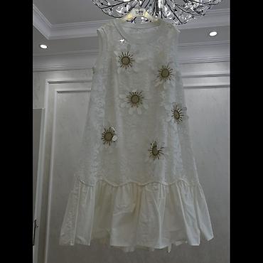 xaç: Ağ rəngdə, qolsuz, A-kəsimli yay donu. Üst hissə şəffaf tül/organza — 1