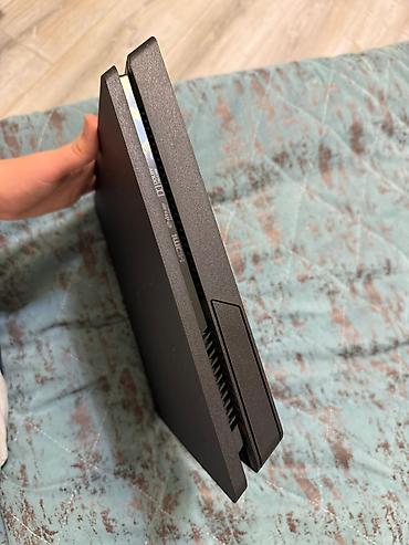 plastation 4 slim: Sony PlayStation 4 Slim konsolu - Rəng: qara, kompakt “Slim” korpus - — 8