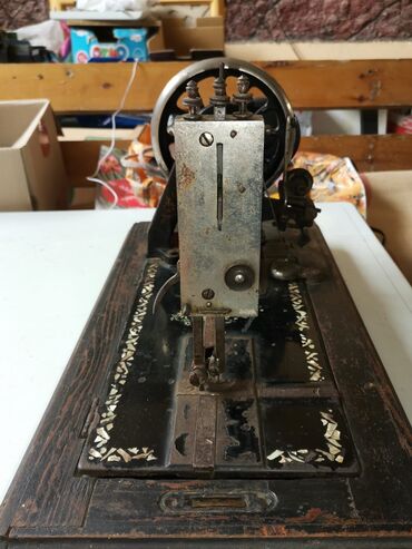 Qədim tikiş maşınları: "Zinger" Almaniya istehsalı olan qədim tikiş maşını. Yaşı 100 ildən — 3
