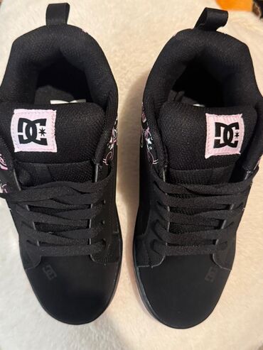токио красовки: Кеды DC Shoes в черном цвете с розовыми и белыми узорами. Модель