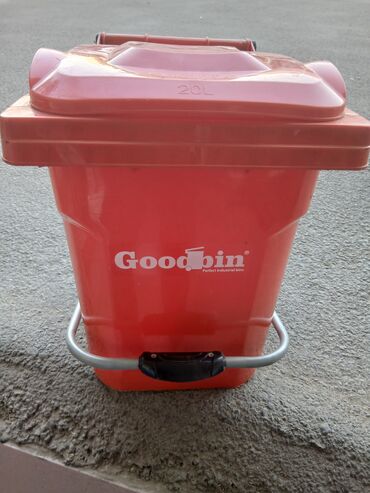 Goodbin brendinin 20 litrlik tutuma malik, pedallı qırmızı zibil