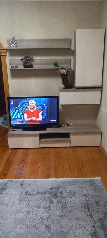 divarda televizor alti: İşlənmiş, Düz TV altlığı, Polkalı, Laminat
