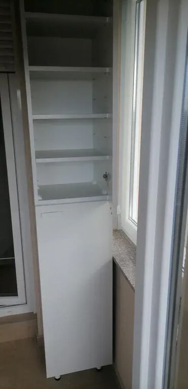 Ormari: Cipelarnik 23 Materijal: Univer debljine 18 mm u belom dekoru. Tamni — 2