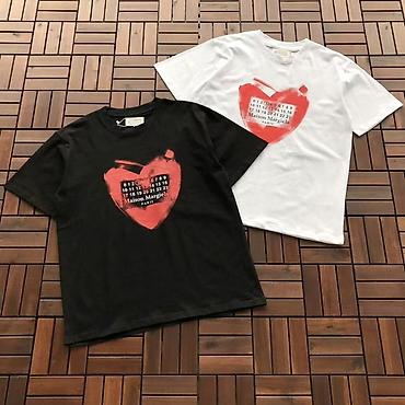 Kişi geyimləri: Maison Margiela qısaqol t‑shirt - Model: Ön hissədə qırmızı ürək — 2