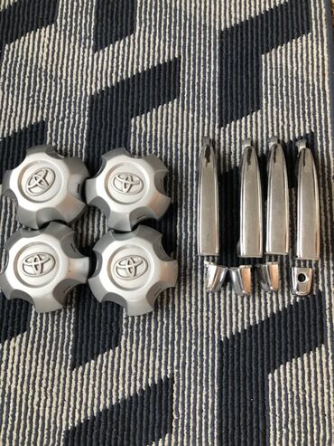 цепи для колесо: Комплект аксессуаров для Toyota: - 4 колпачка (центральные заглушки)