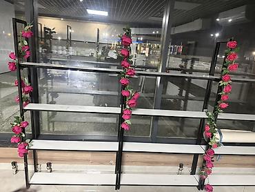 Торговое оборудование: Металлические стеллажи и витринный стол для магазина/шоурума Комплект — 2