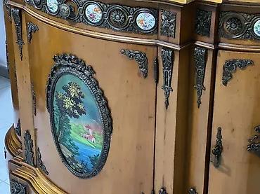 dallas plakari: Stilska komoda sa porcelanskim ukrasima 🪑 Dobro stanje Dimenzije: 📏 — 7