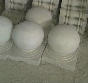 Pilləkən məhəccərləri: Ağ rəngli, müxtəlif formalı və ölçülü dəmir-beton sütunlar. Bu — 6