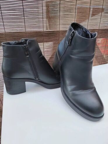 Ostale cipele: AKO SE BAVITE PRODAJOM💵💵💵 POLOVNE GARDEROBE👕👖👔🥾🥿👠👟🎽🥻👢🥼🎒 JAVITE — 1