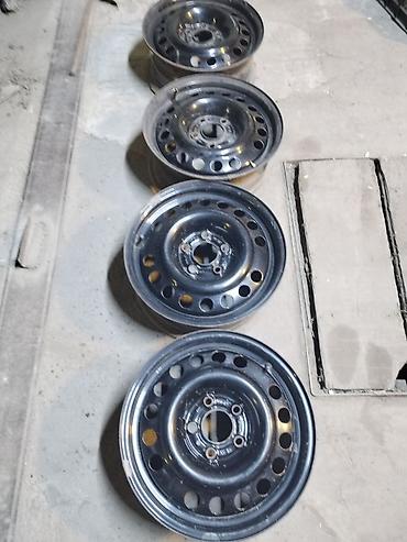 maşın şinləri: Məhsul: 4 ədəd polad disk komplekti Xüsusiyyətlər: - Ölçü: 15" - Bolt — 5