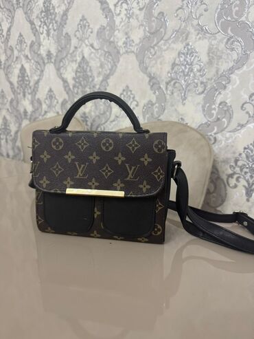 Fizika: Əl çantası, Louis Vuitton