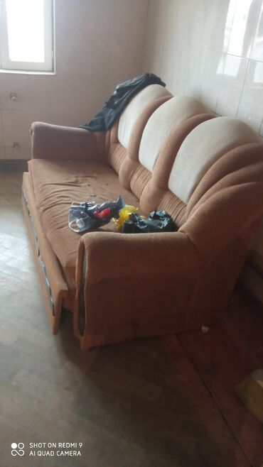 Furnitura və aksessuarlar: Məhsul: Yumşaq mebel dəsti və daxili qapılar - Divan: 3 nəfərlik