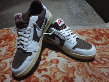 шапочки с надписями: Кроссовки низкие в стиле Nike Air, цветовая схема коричневый/белый с