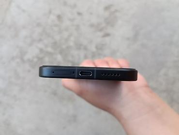 poco m 4pro: Смартфон POCO X8 Pro в чёрном цвете. На фото видно: - модель — 2