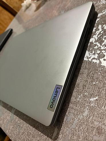 lenovo log: Lenovo noutbuku – gümüşü rəngdə, nazik korpuslu, 15.6" ekranlı model — 5