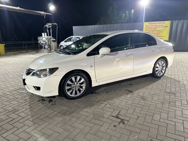 продаю harrier: Продается белый седан Honda Civic. Автомобиль компактный, с хорошей