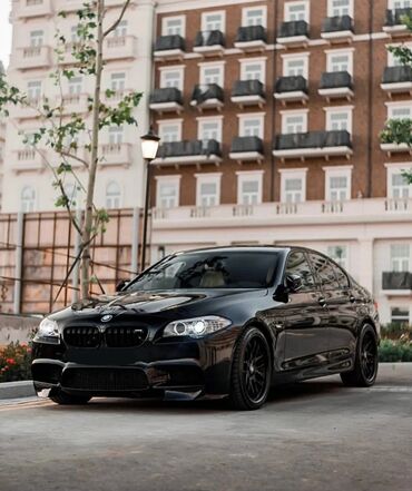 F-Series M5 modeli olan qara rəngli BMW sedanı. Bu idman sedanı