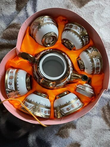 вазы фруктовницы: Фарфоровый чайный набор в подарочной коробке-сердце. Состав: - Чайник