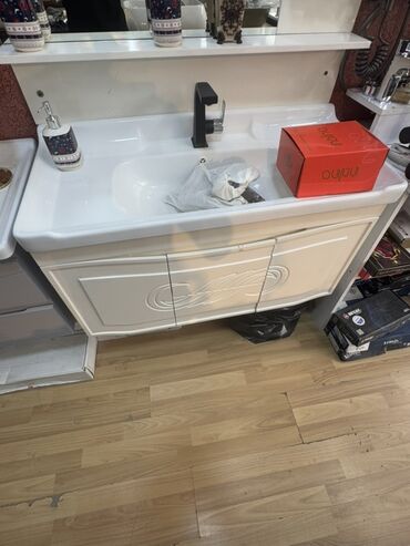 Moydadırlar: Ağ rəngli, keramik lavabo və alt hissəsi şkafdan ibarət hamam mebeli