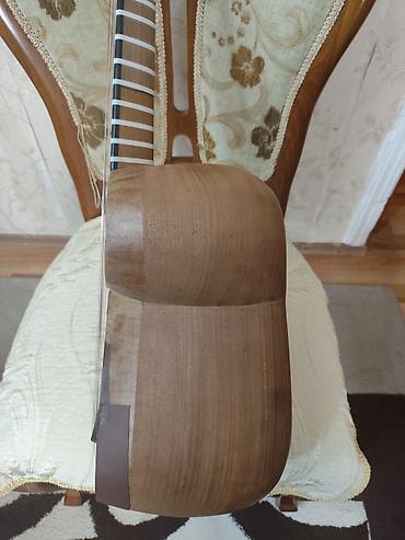 gitara tarnada: Gözəl və ideal səsə malik açıq, zil səsli, köhnə və tam professional — 6
