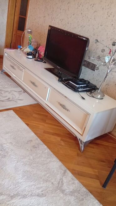 Çəngəllər: Düz TV altlığı, Polkasız